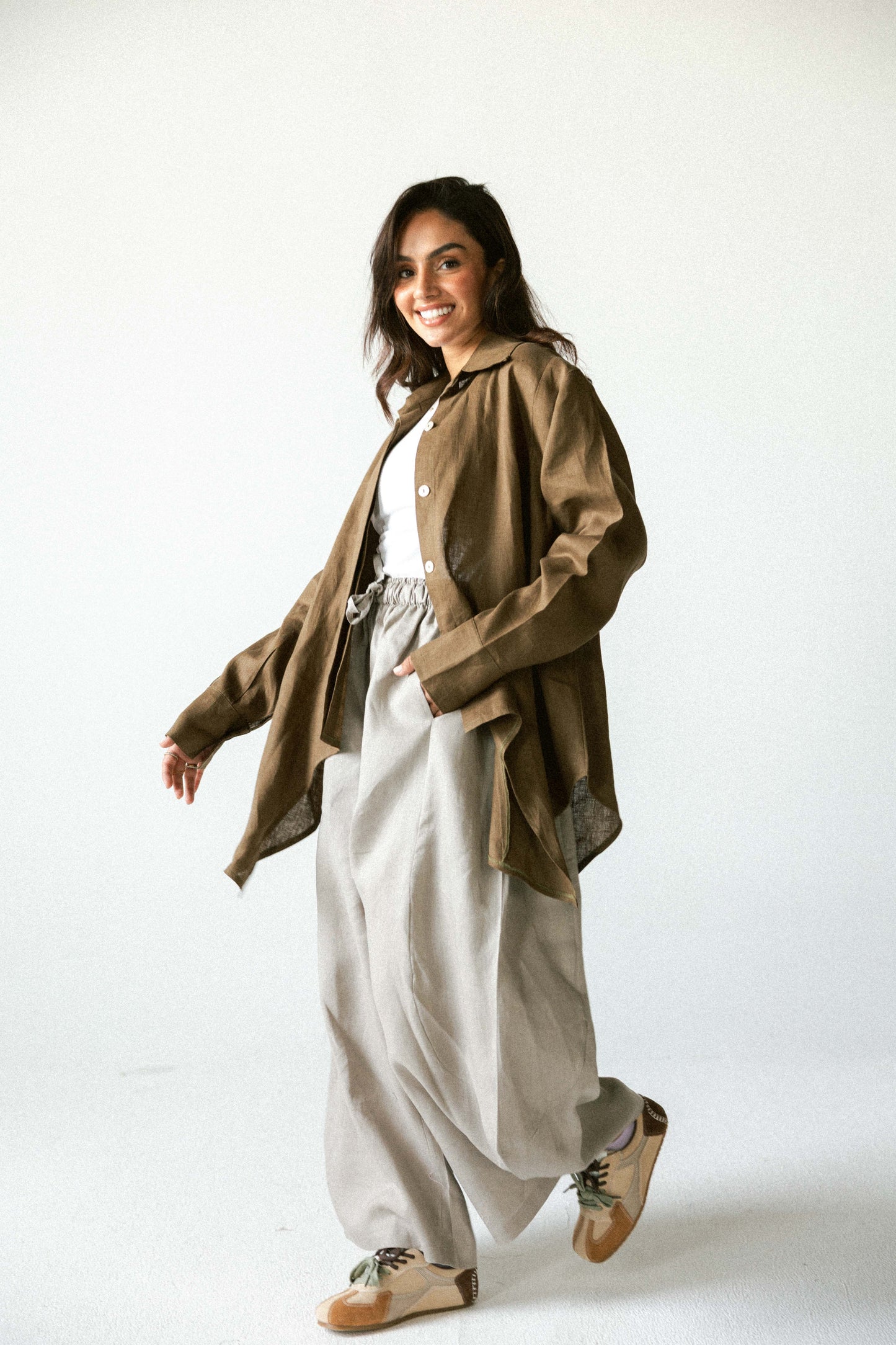 Curved pant in cafe