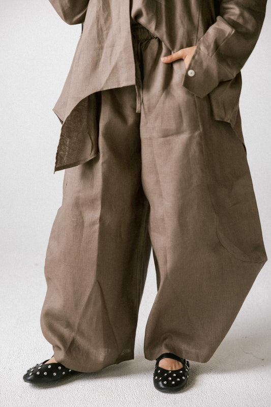 Curved pant in light brown