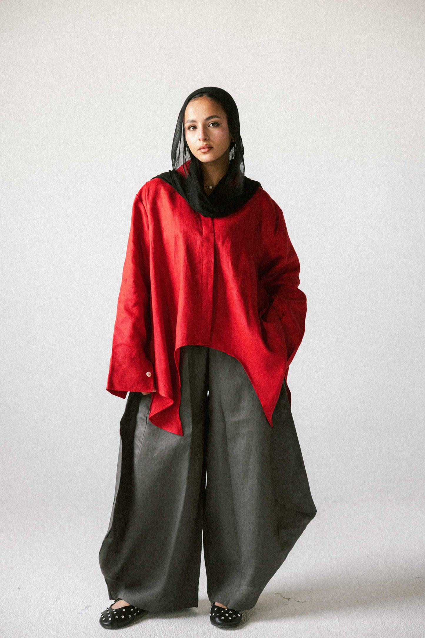 Curved pant in dark grey