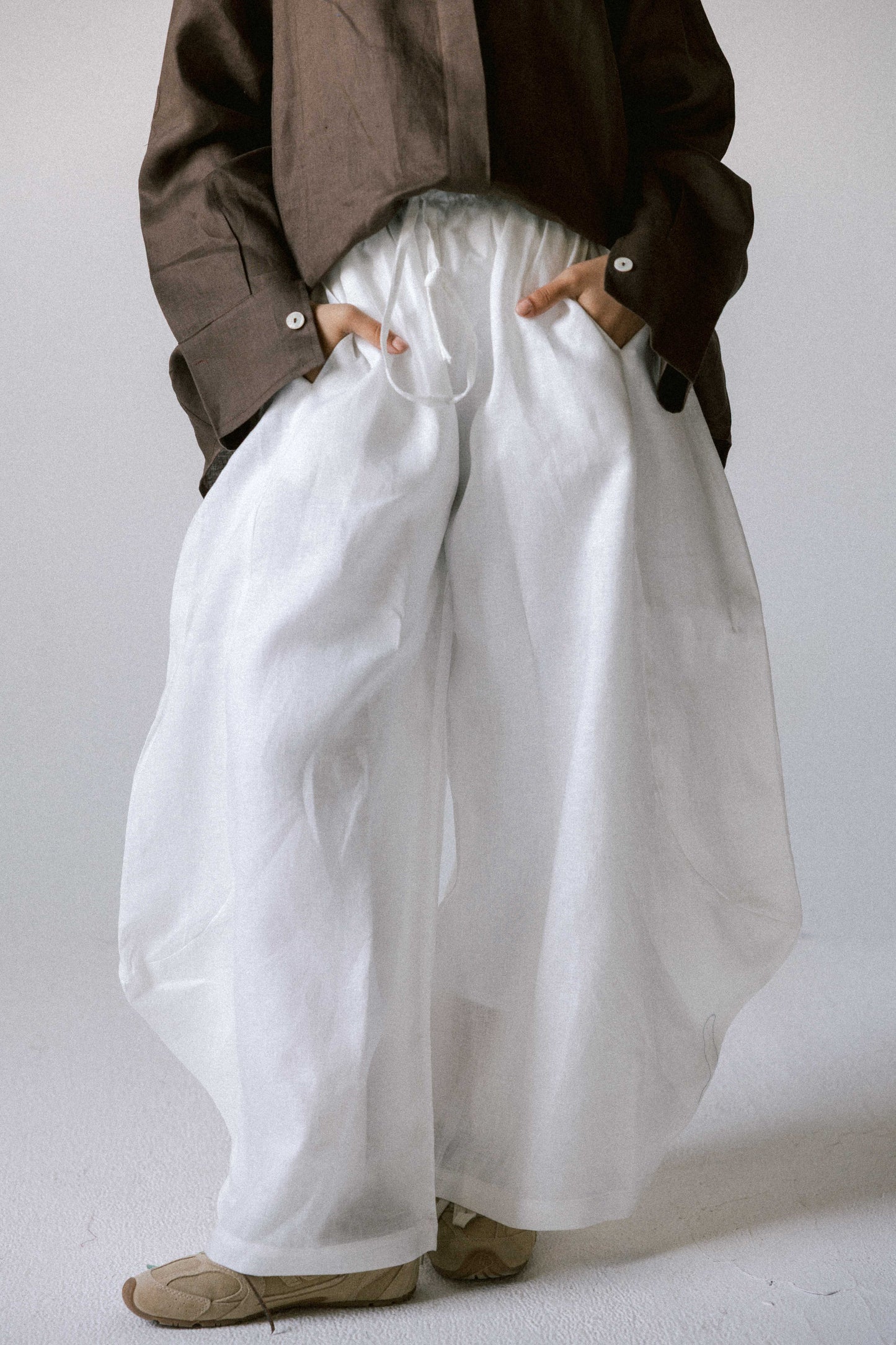 Curved pant in offwhite