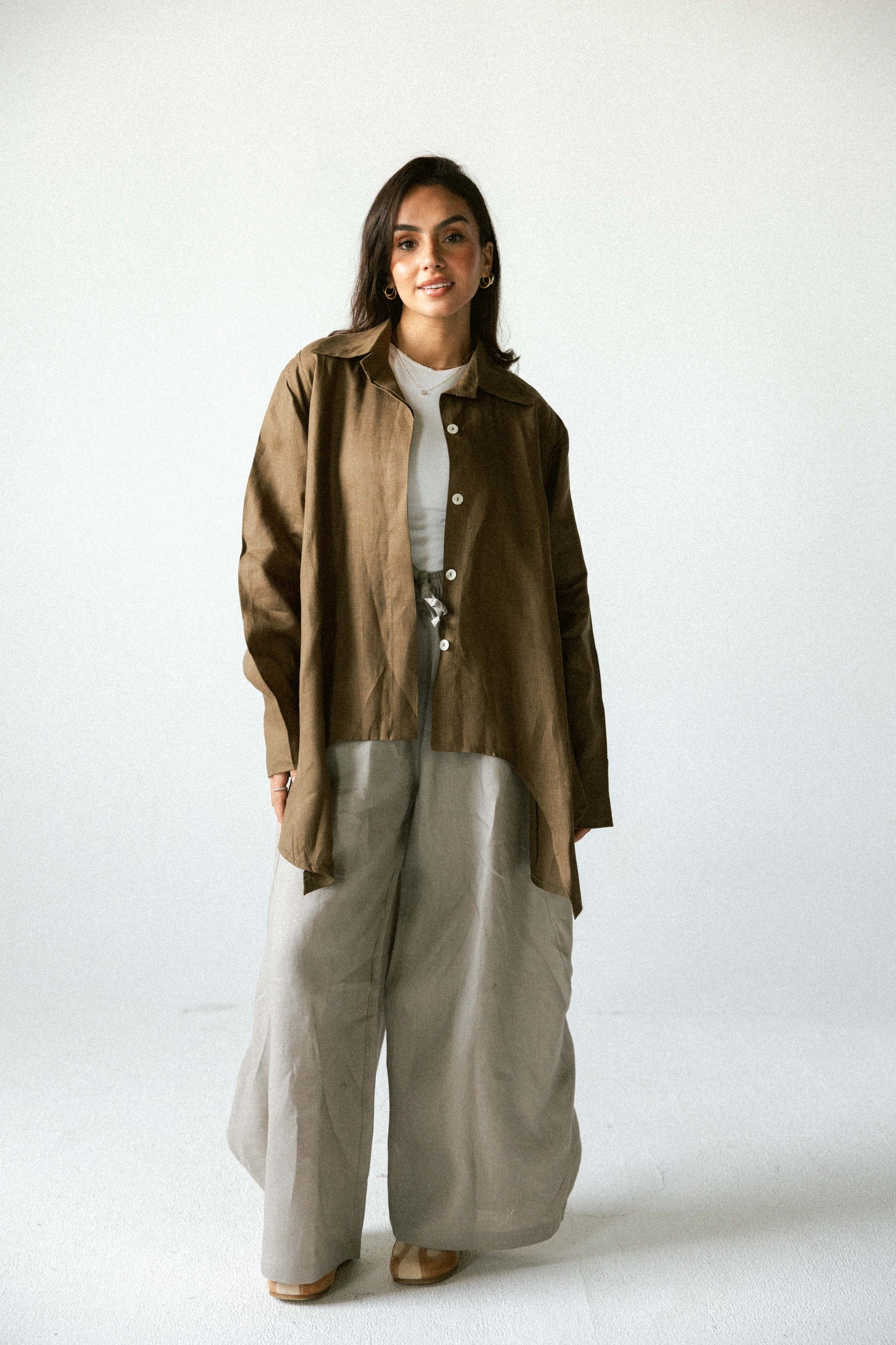 Curved pant in cafe