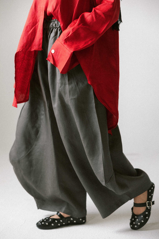 Curved pant in dark grey