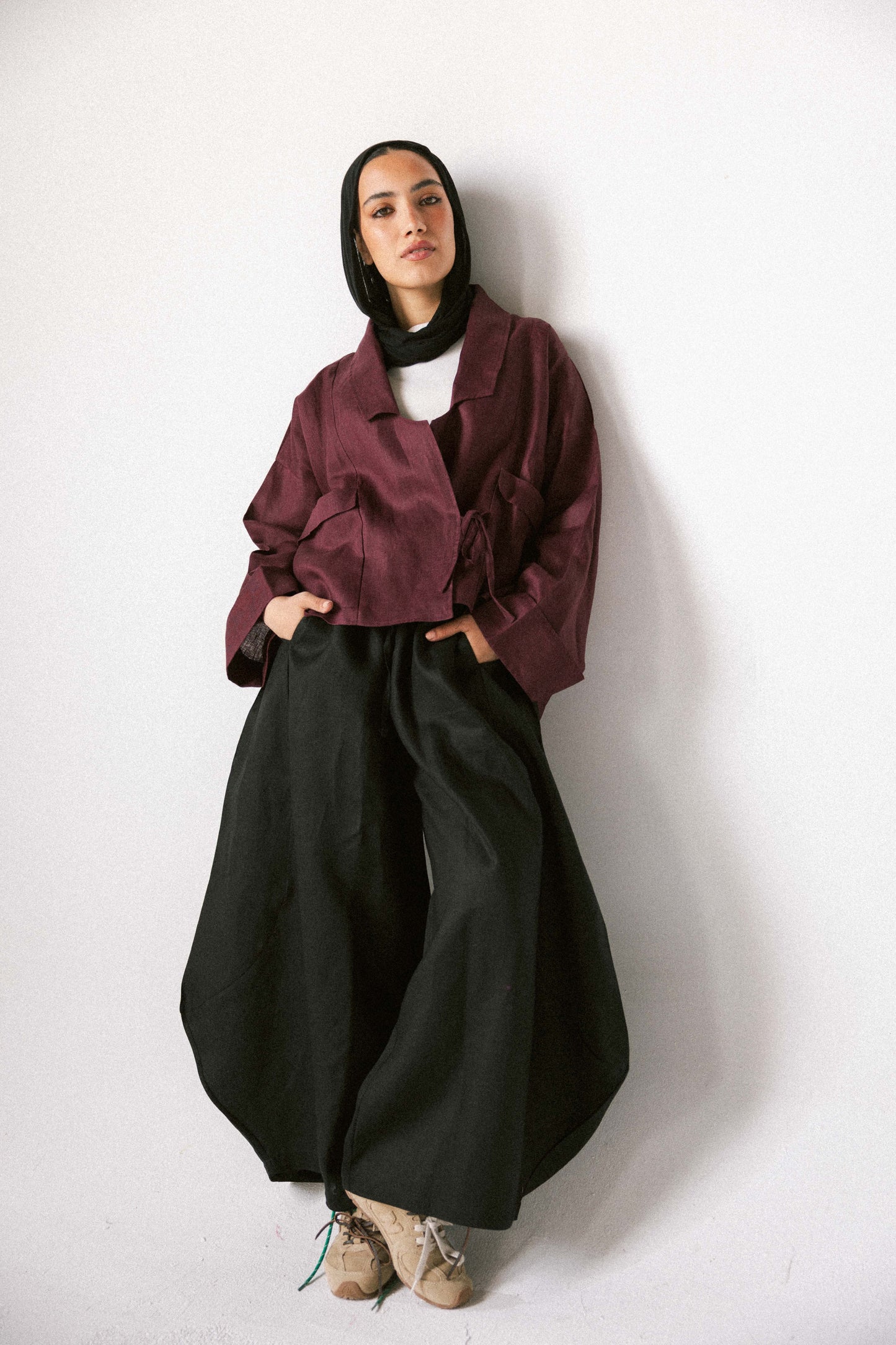 Curved pant in black