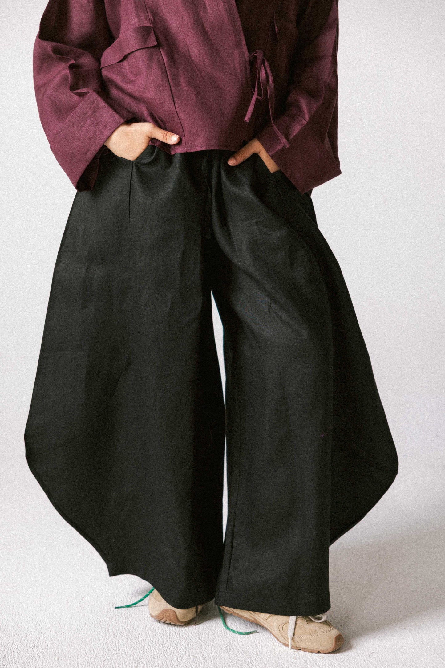 Curved pant in black