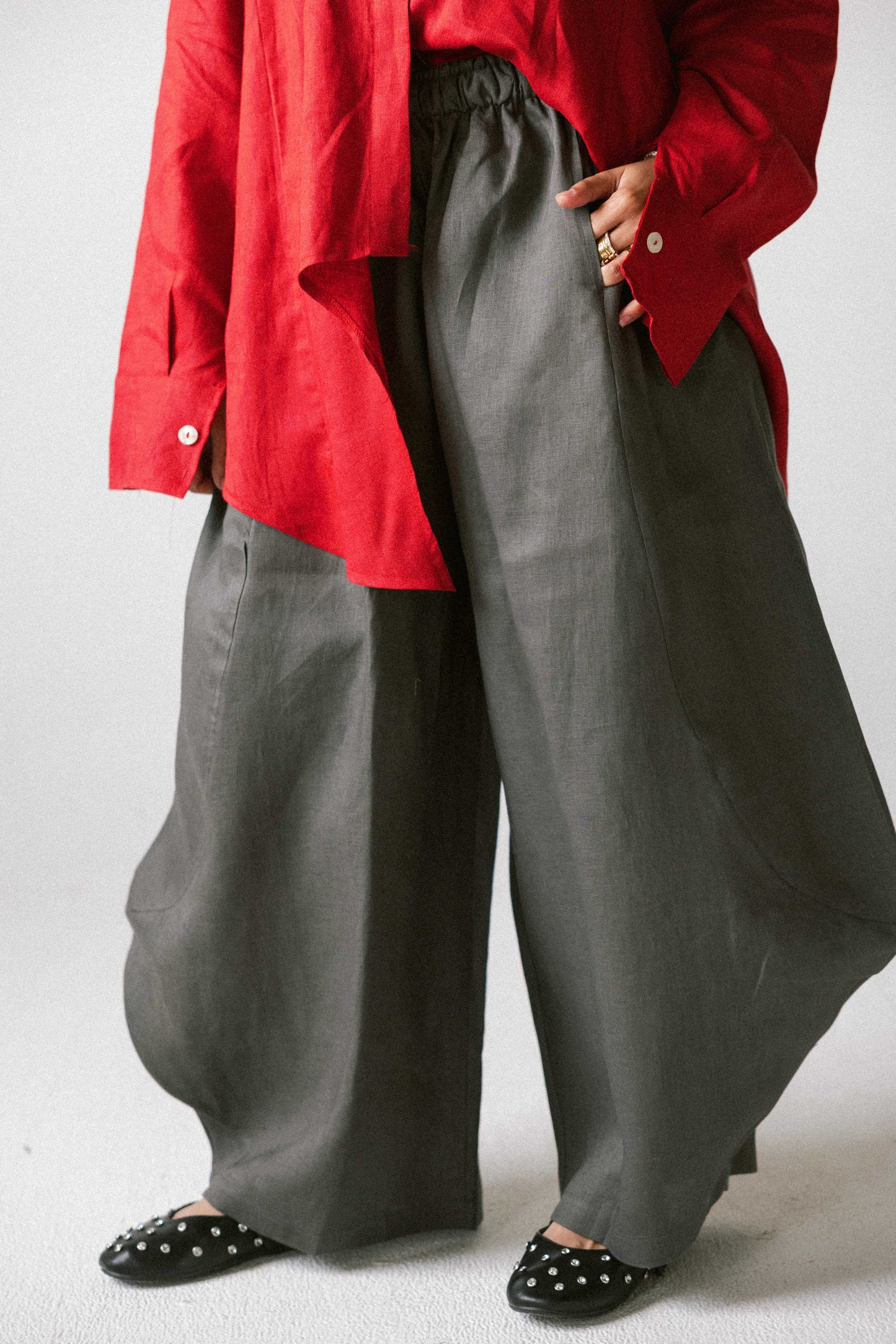 Curved pant in dark grey