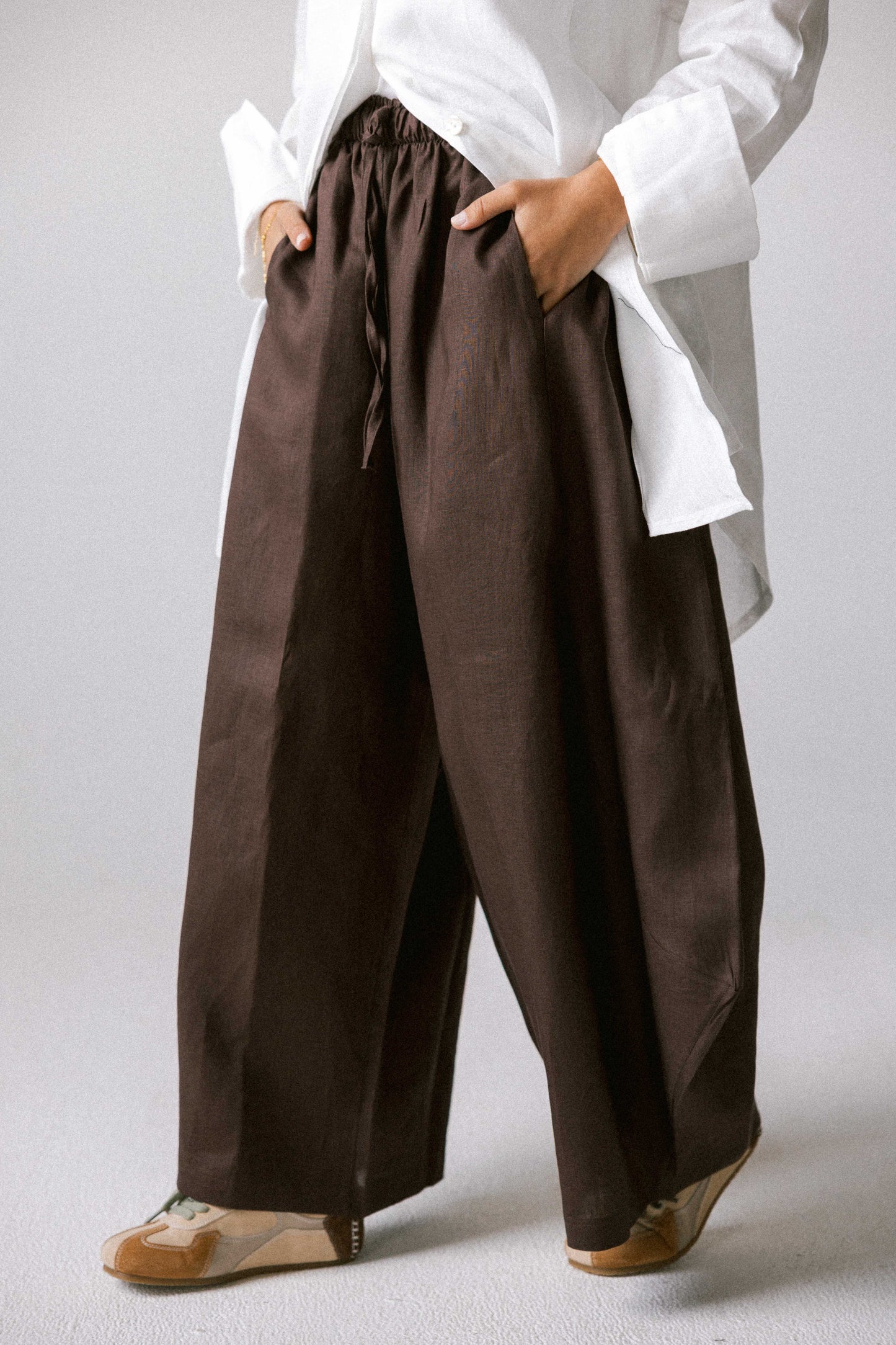 Curved pant in chocolate brown