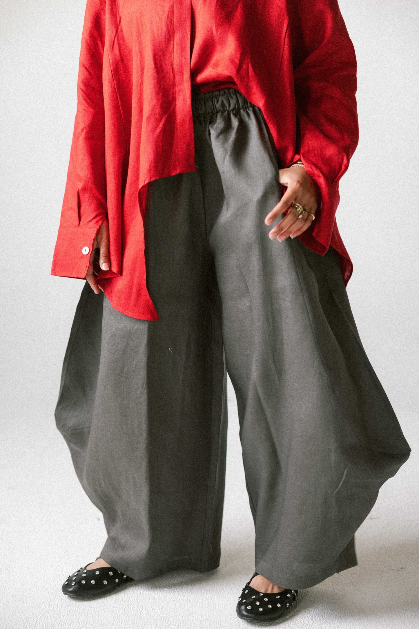 Curved pant in dark grey