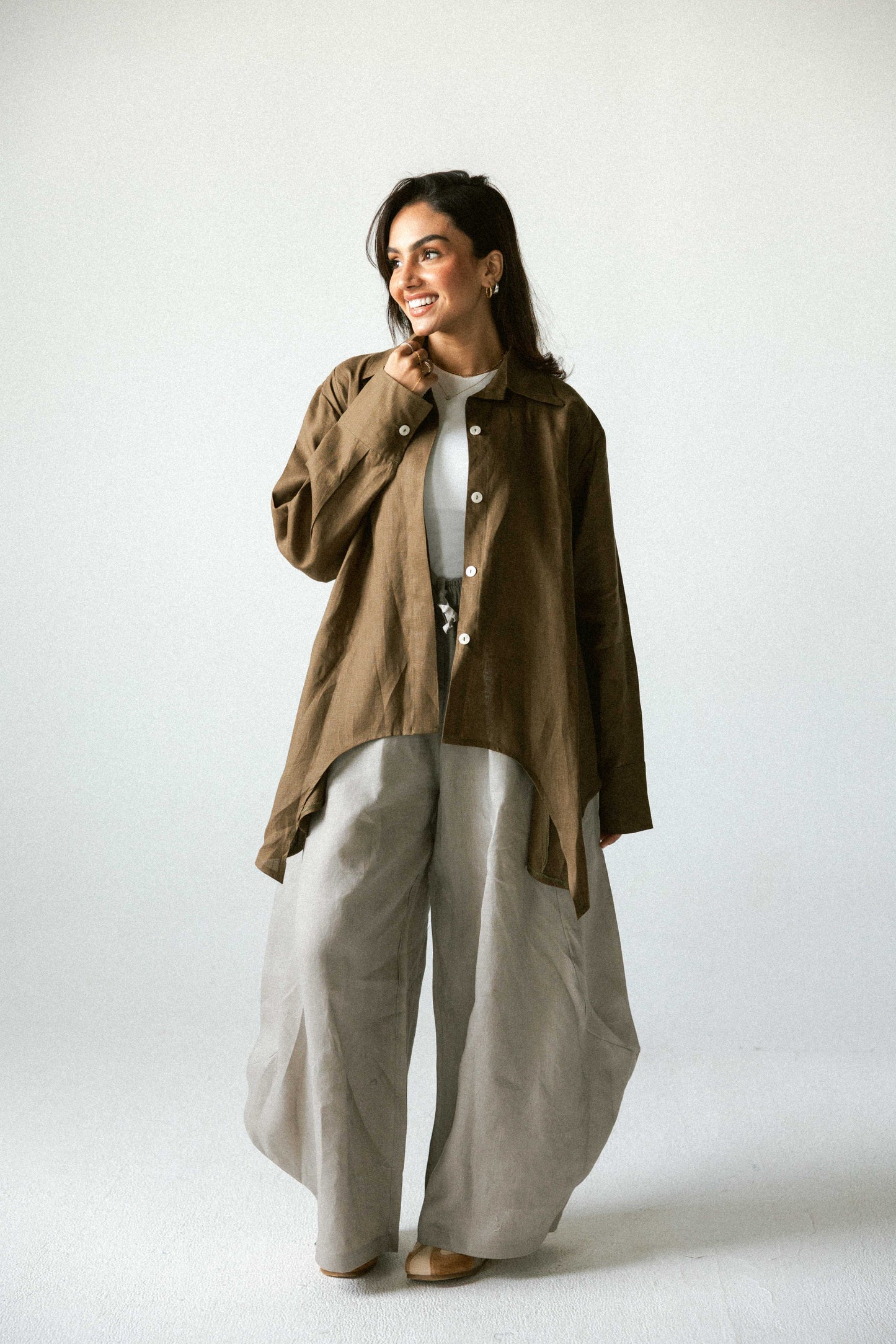 Curved pant in cafe
