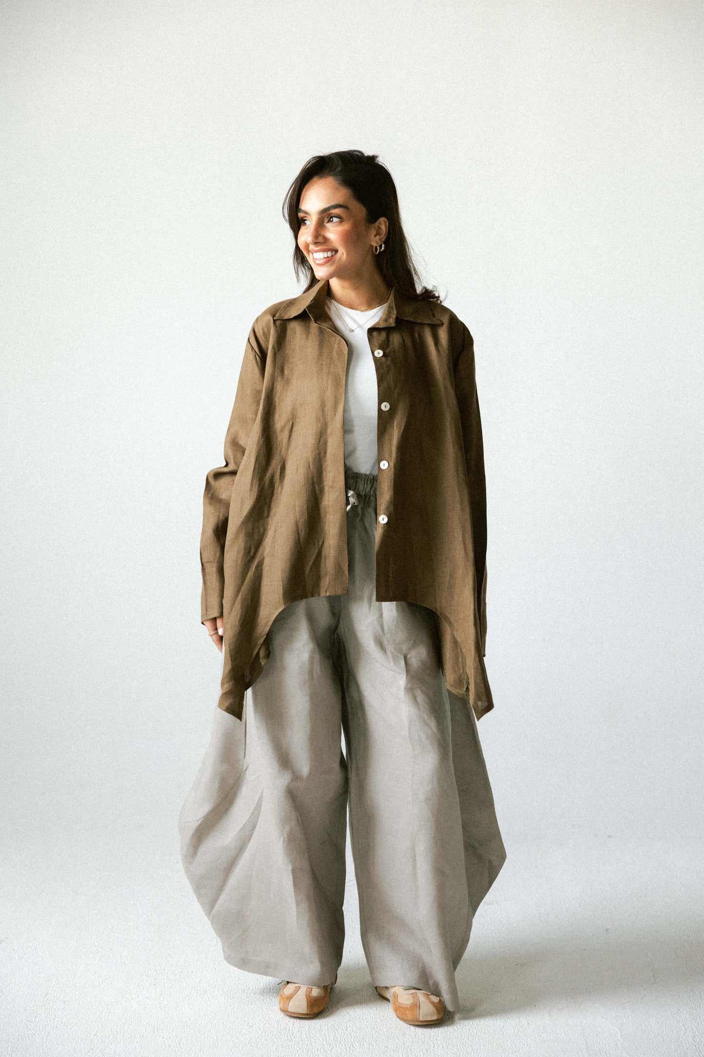 Curved pant in cafe